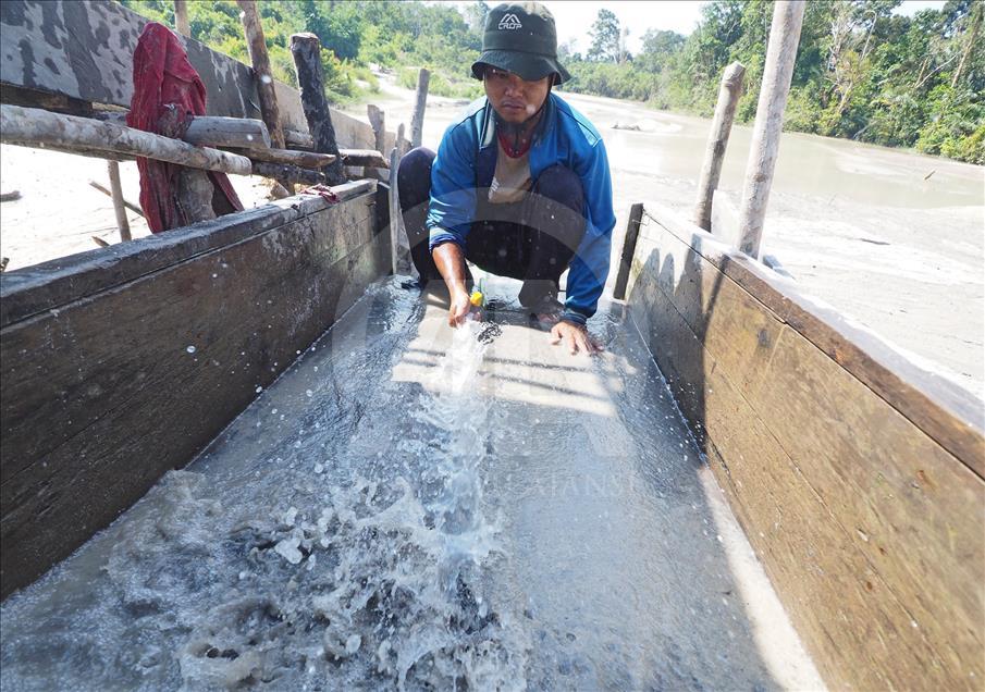 Penambangan timah tradisional di Bangka, Indonesia