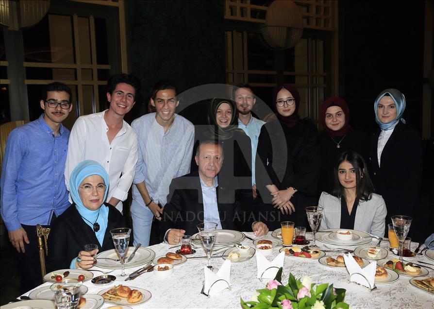 Presidente de Turquía celebra festín tradicional de Ramadán con los jóvenes