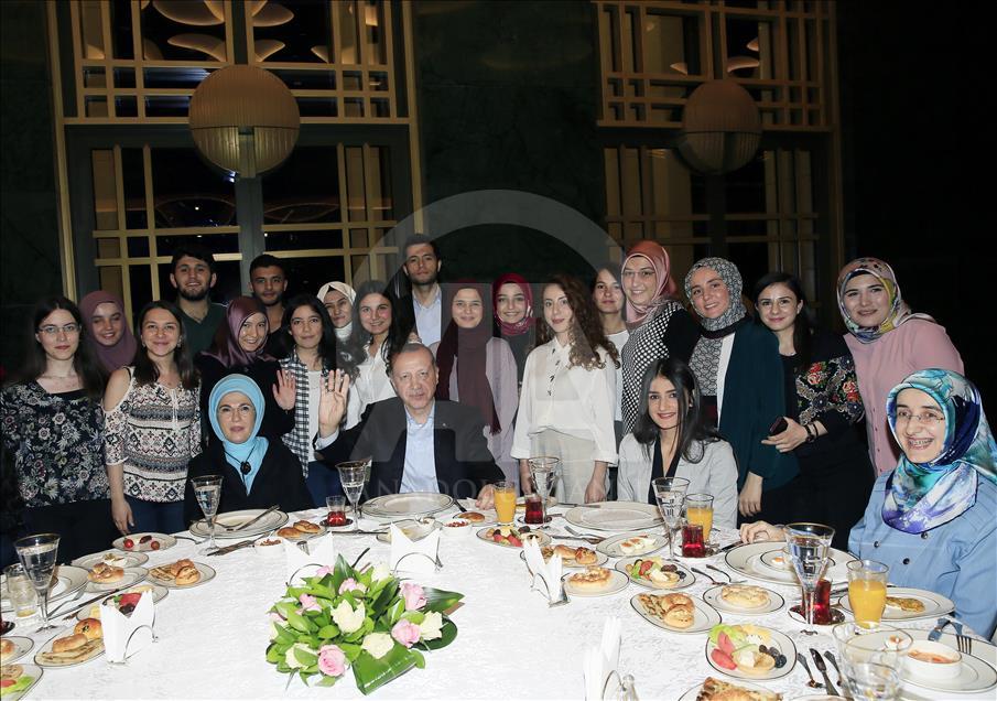 Presidente de Turquía celebra festín tradicional de Ramadán con los jóvenes