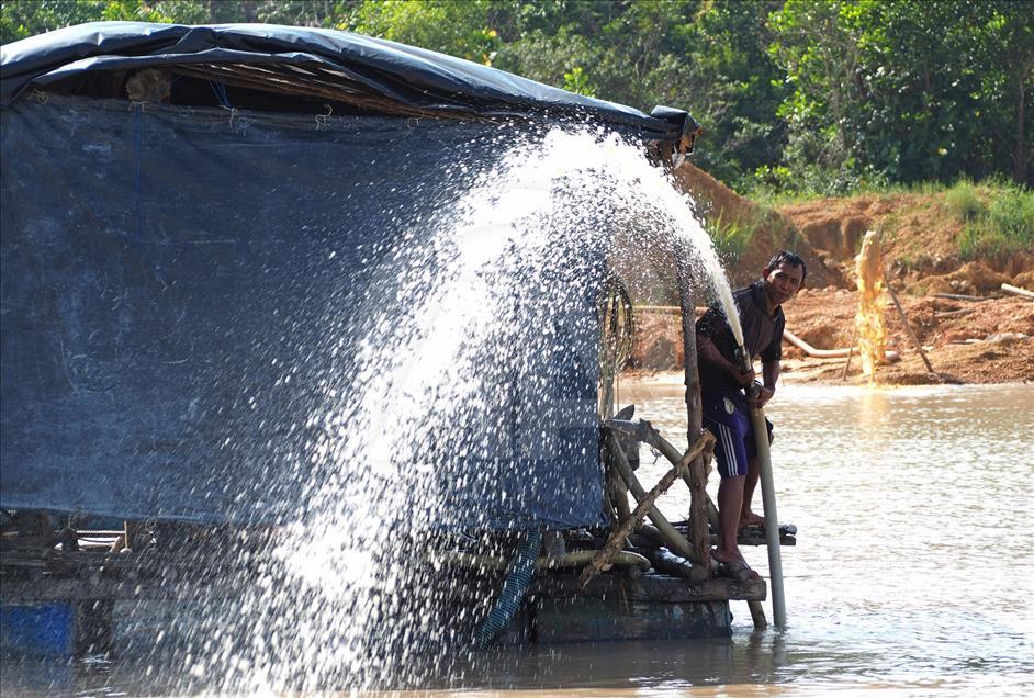 Penambangan timah tradisional di Bangka, Indonesia