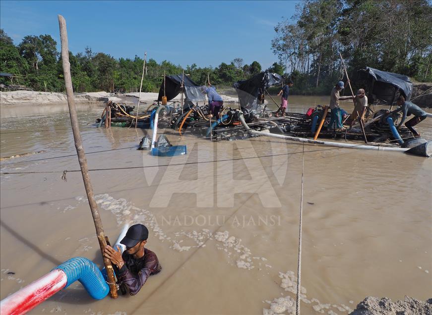 Penambangan timah tradisional di Bangka, Indonesia