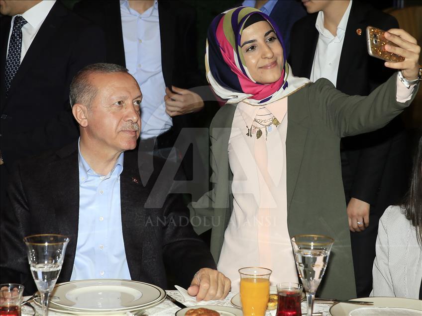 Presidente de Turquía celebra festín tradicional de Ramadán con los jóvenes
