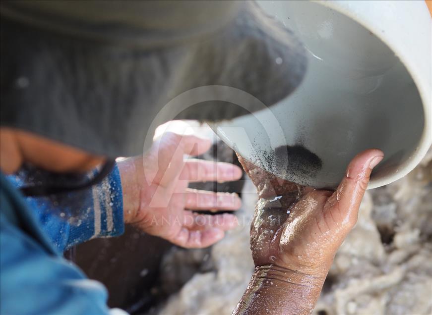 Penambangan timah tradisional di Bangka, Indonesia