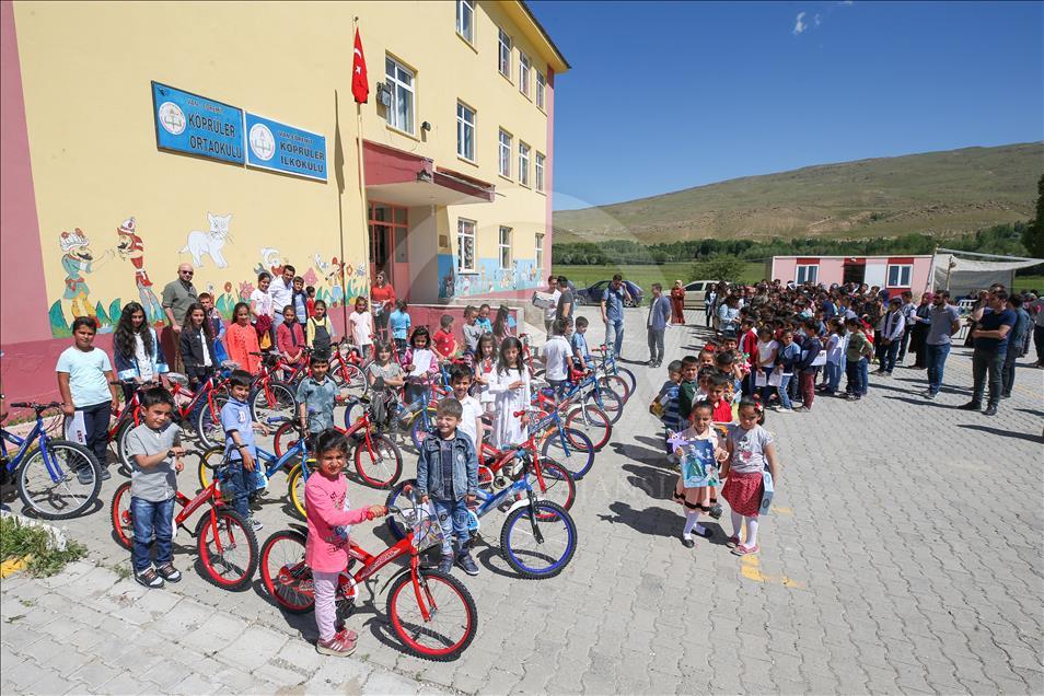 Öğretmenden öğrencilerine bisiklet sürprizi
