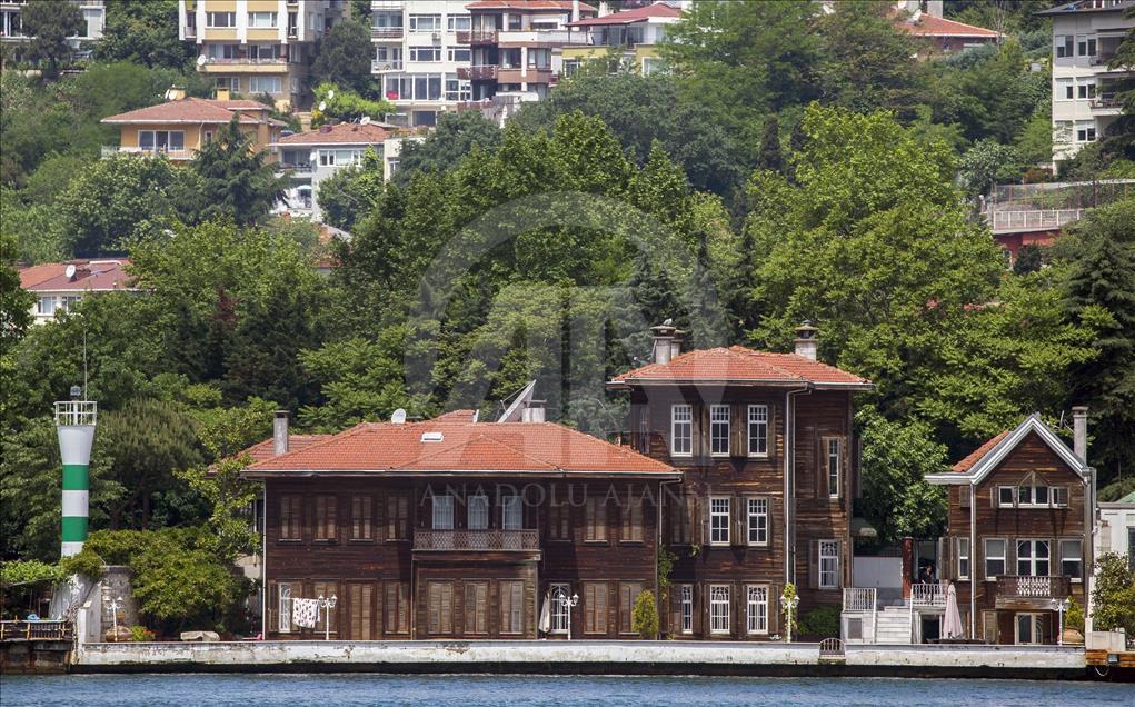 Истанбул: Вилите на Босфорот му одолеваат на забот на времето