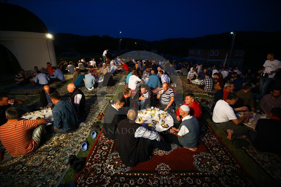 Bužim Održan Tradicionalni Iftar Na Bosanskim ćilimima U Haremu
