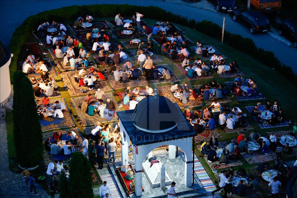 Bužim: Održan tradicionalni iftar na bosanskim ćilimima u haremu džamije u Varoškoj Rijeci 