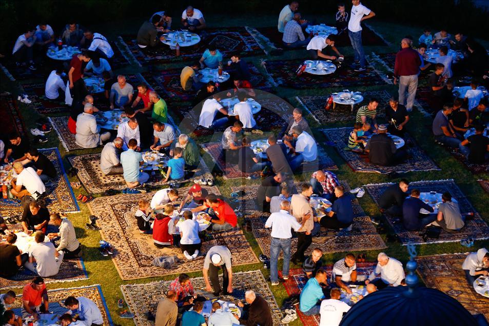 Bužim: Održan tradicionalni iftar na bosanskim ćilimima u haremu džamije u Varoškoj Rijeci 