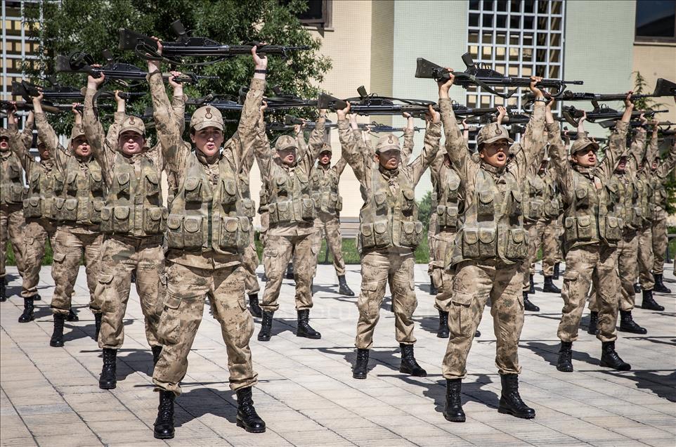 Geleceğin kahraman kadın jandarmalarını onlar yetiştiriyor