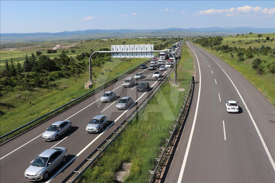 Trafiği Az Olan Bir Otoyolda www.aa.com.tr