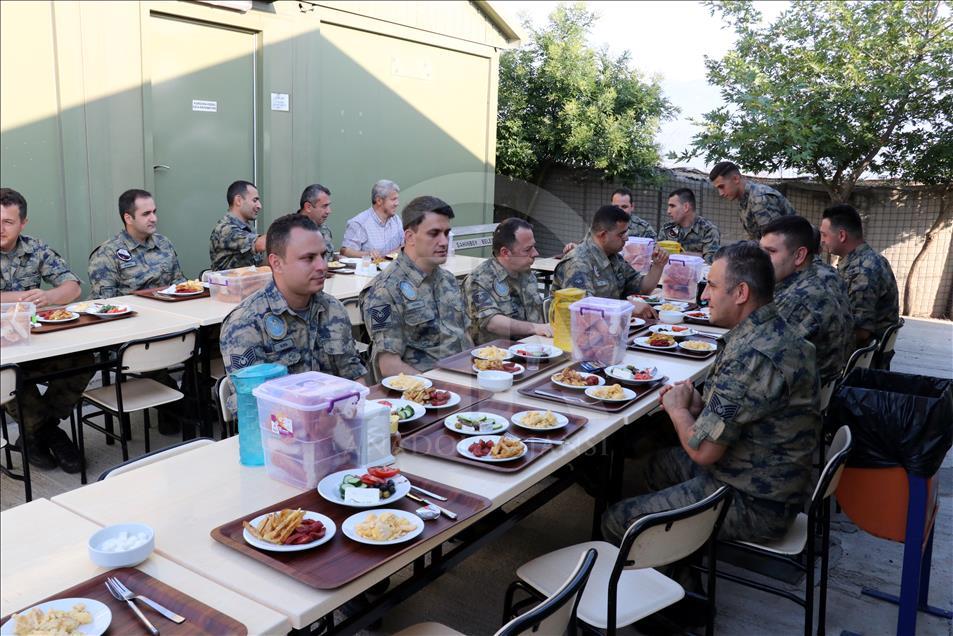 Afrin sınırındaki Mehmetçik'in bayram sevinci
