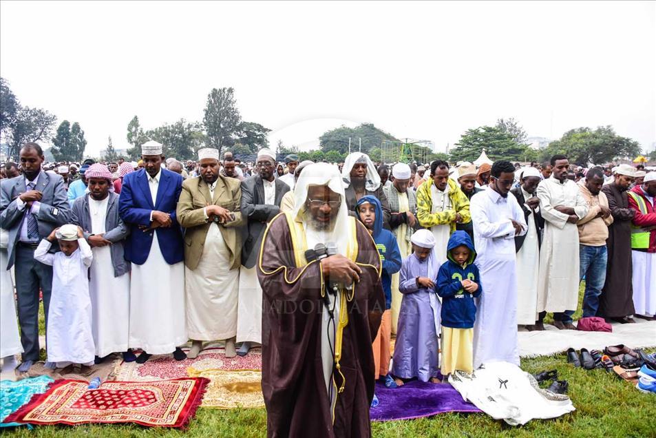 Kenia: los musulmanes celebran la oración Eid al-Fitr en el campo de fútbol