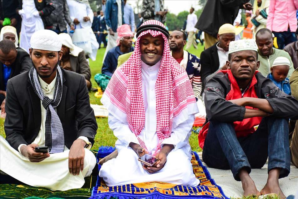 Kenia: los musulmanes celebran la oración Eid al-Fitr en el campo de fútbol