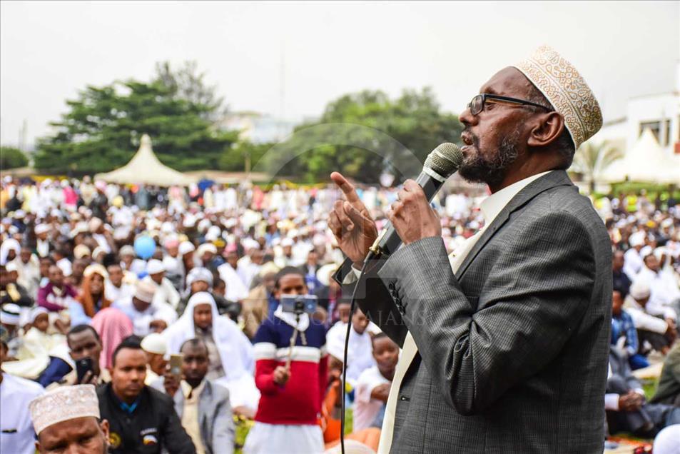 Kenia: los musulmanes celebran la oración Eid al-Fitr en el campo de fútbol