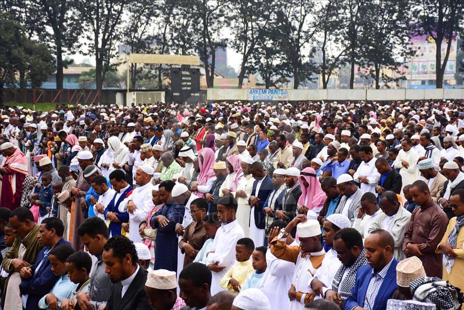 Kenia: los musulmanes celebran la oración Eid al-Fitr en el campo de fútbol