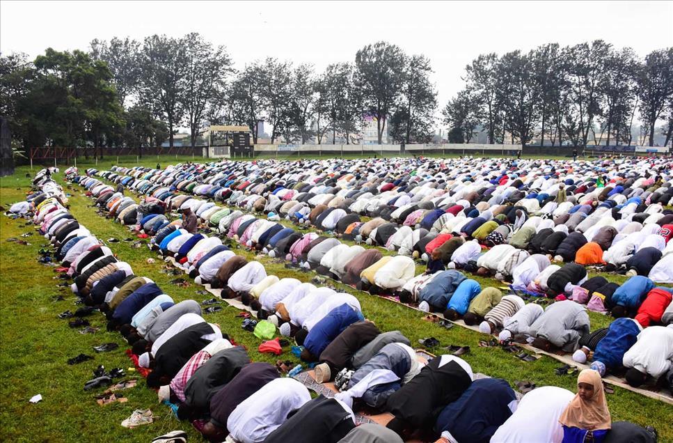 Kenia: los musulmanes celebran la oración Eid al-Fitr en el campo de fútbol