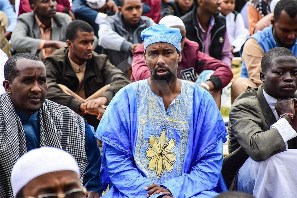Kenia: los musulmanes celebran la oración Eid al-Fitr en el campo de fútbol