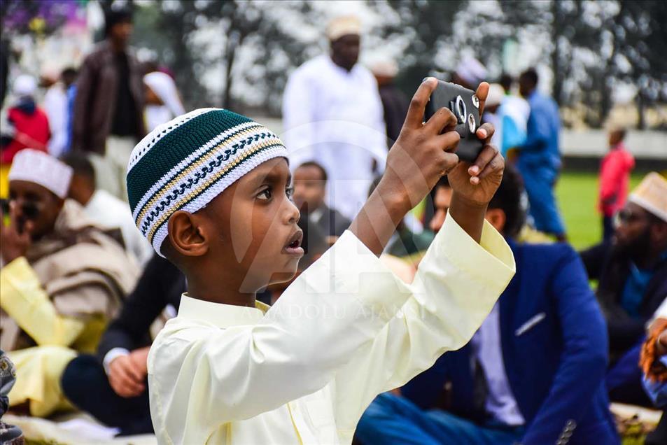 Kenia: los musulmanes celebran la oración Eid al-Fitr en el campo de fútbol
