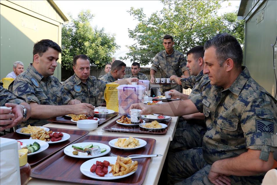 Afrin sınırındaki Mehmetçik'in bayram sevinci
