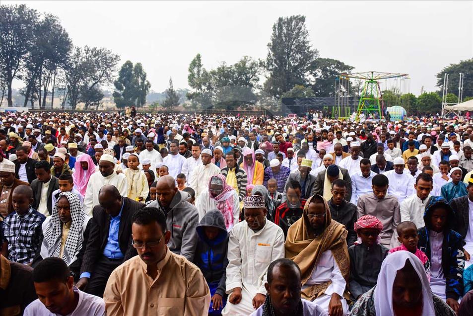 Kenia: los musulmanes celebran la oración Eid al-Fitr en el campo de fútbol