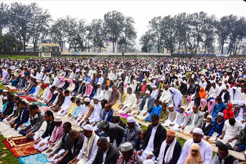 Kenia: los musulmanes celebran la oración Eid al-Fitr en el campo de fútbol