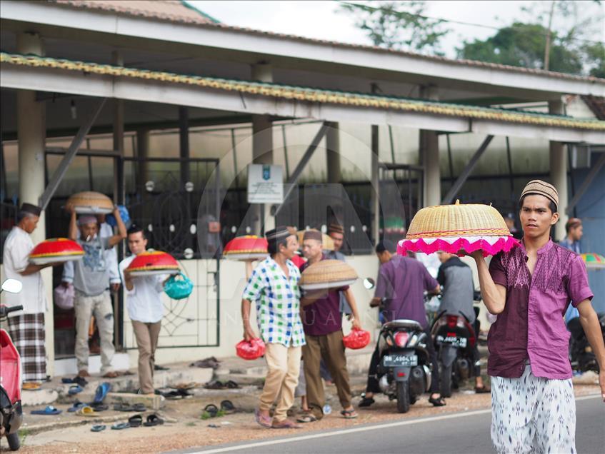 Tradisi makan bersama setelah salat Idul Fitri di Bangka