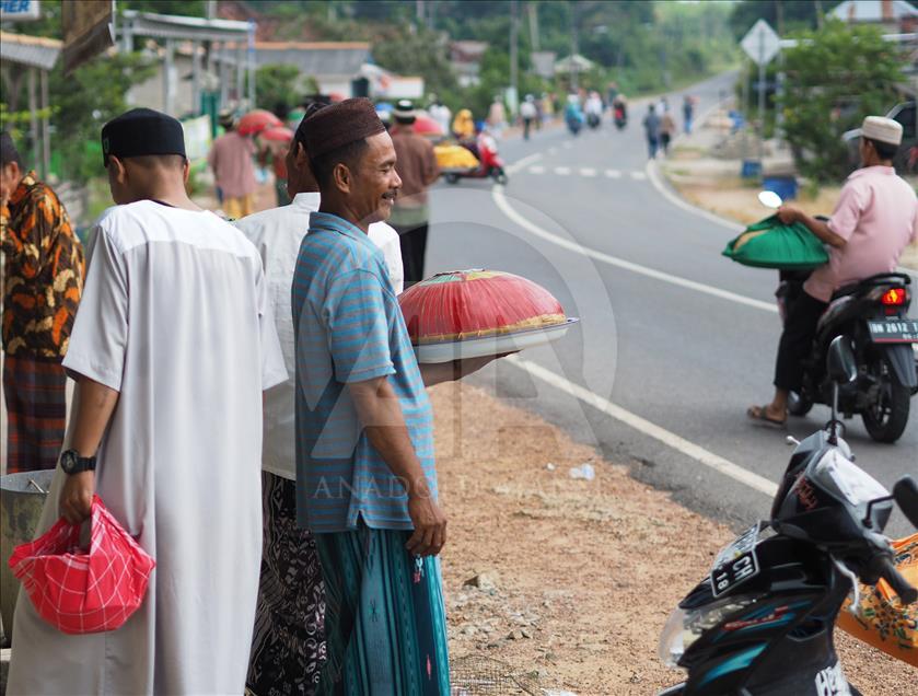 Tradisi makan bersama setelah salat Idul Fitri di Bangka