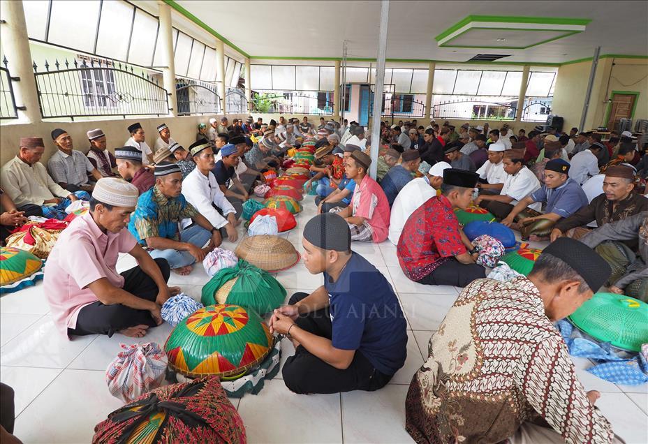 Tradisi makan bersama setelah salat Idul Fitri di Bangka