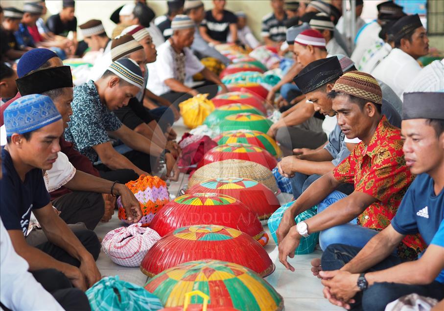 Tradisi makan bersama setelah salat Idul Fitri di Bangka