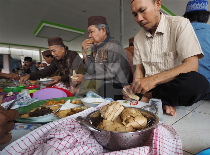 Tradisi makan bersama setelah salat Idul Fitri di Bangka