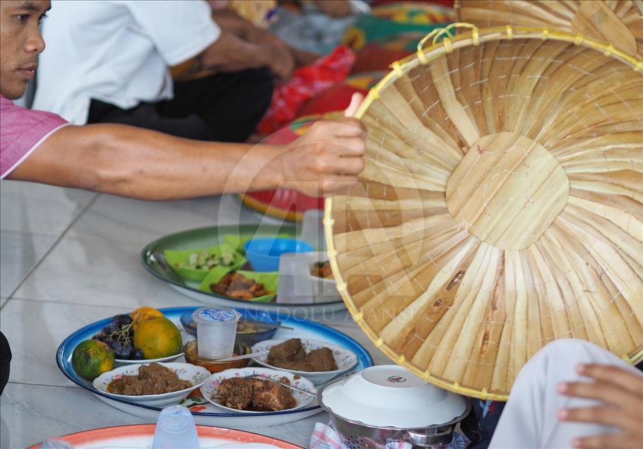 Tradisi makan bersama setelah salat Idul Fitri di Bangka