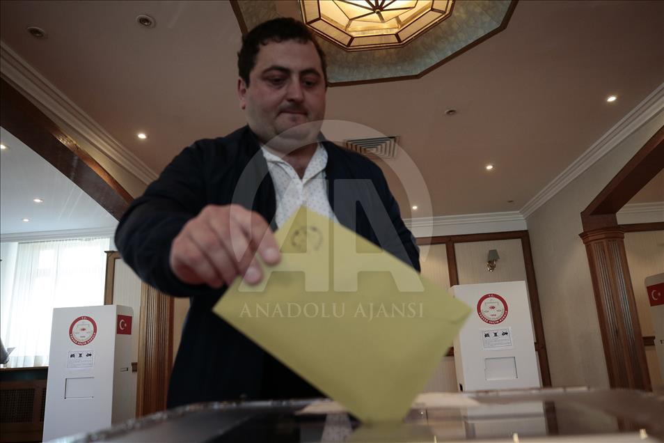 Граждане Турции в России голосуют на выборах
