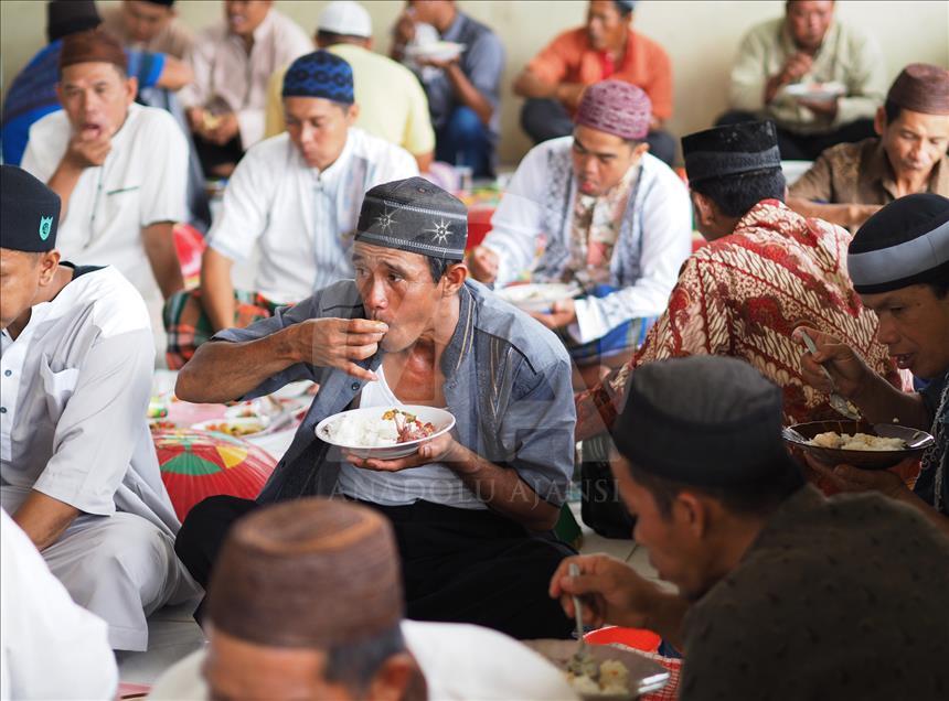 Tradisi makan bersama setelah salat Idul Fitri di Bangka