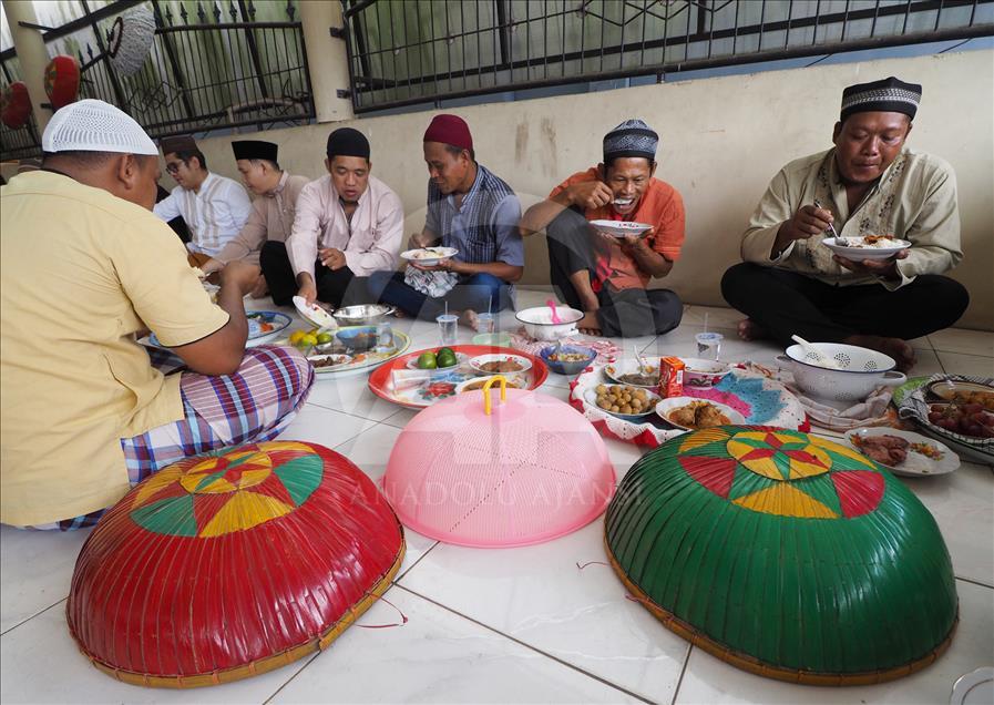 Tradisi makan bersama setelah salat Idul Fitri di Bangka