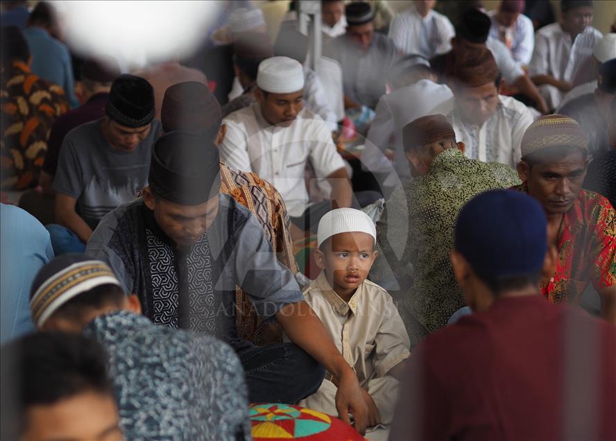 Tradisi makan bersama setelah salat Idul Fitri di Bangka