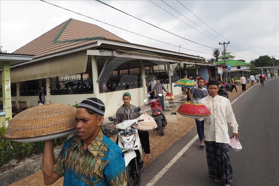 Tradisi makan bersama setelah salat Idul Fitri di Bangka