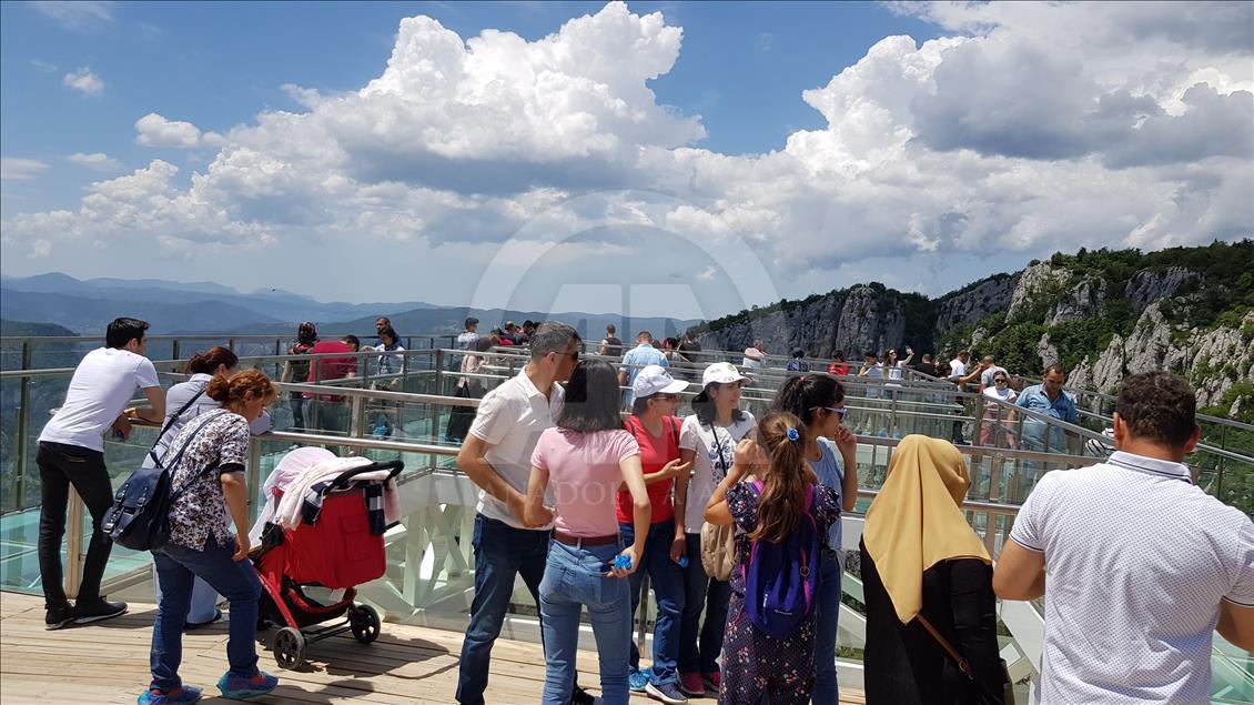 450 metre yükseklikteki cam terasta bayram yoğunluğu