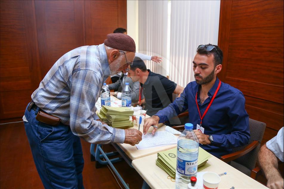 Azerbaycan'da seçmenler sandık başında