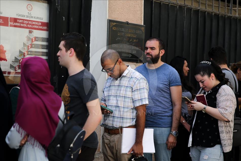 Mısır'da yaşayan Türk seçmenler sandık başında
