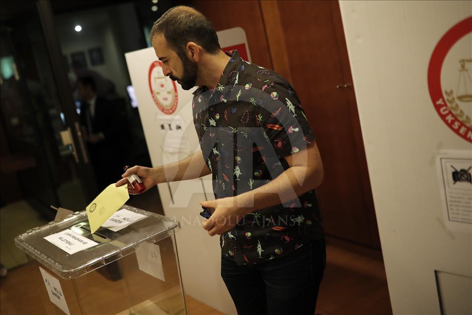 İspanya'daki seçmenler sandık başında