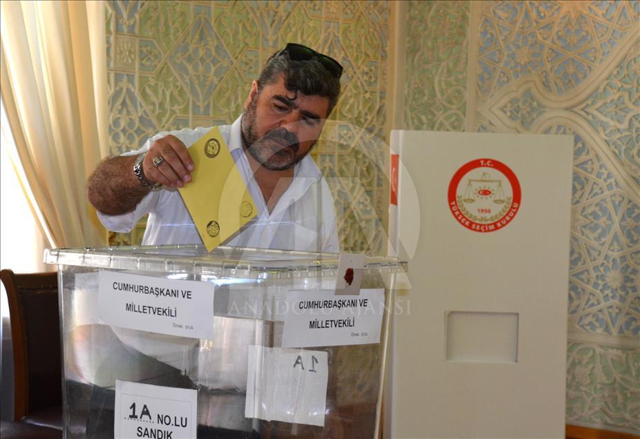 Özbekistan'da seçmenler sandık başında
