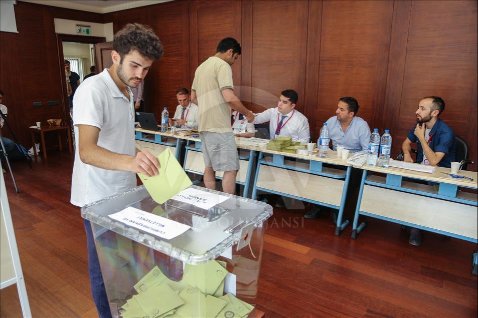 Azerbaycan'da seçmenler sandık başında