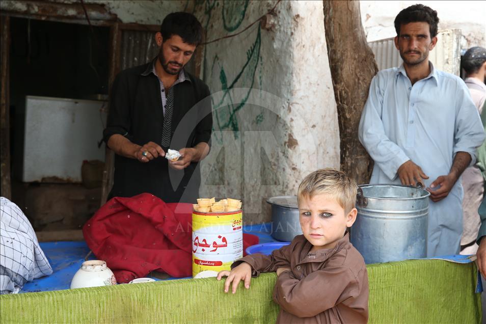 Afgan mültecilerin yükünü Pakistan sırtlanıyor