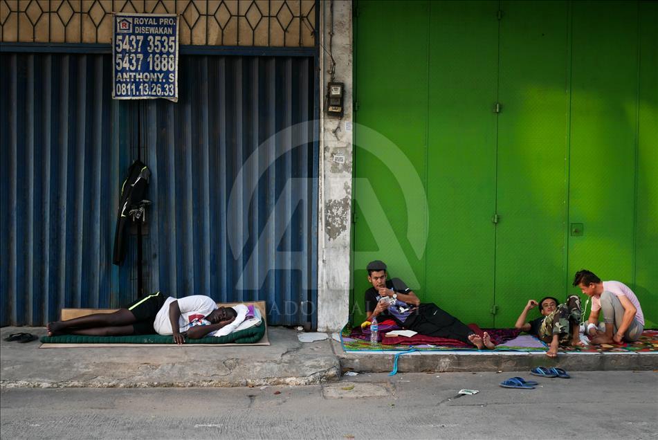 Refugees who survive on the roadside of Jakarta