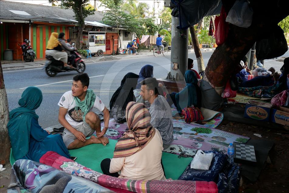 Refugees who survive on the roadside of Jakarta