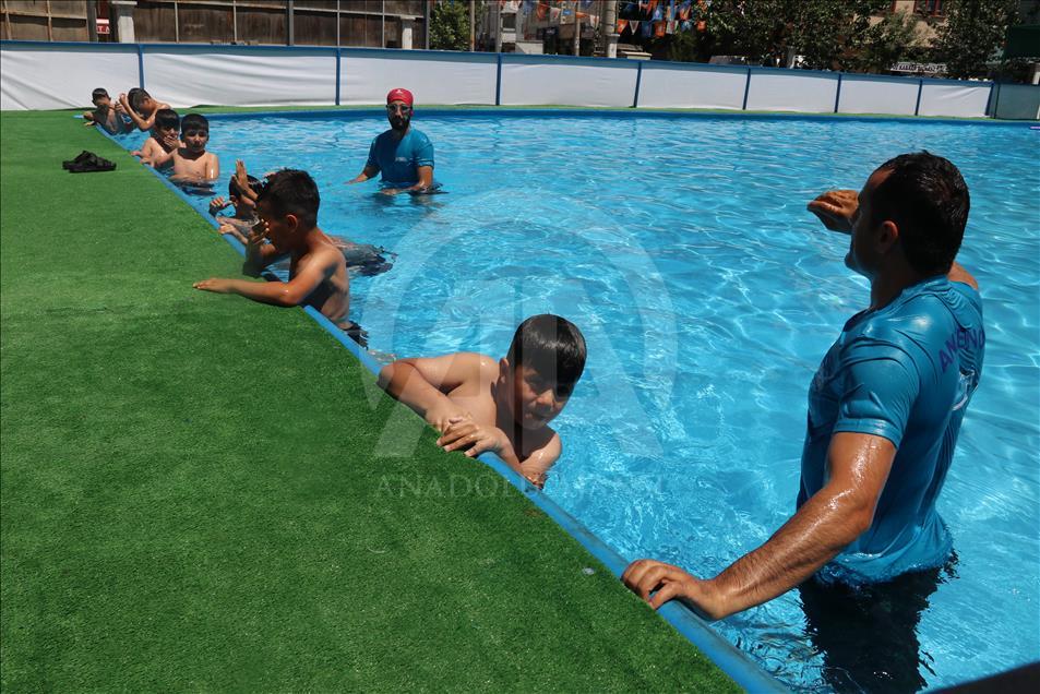 Görevlendirme yapılan belediyeden çocuklara yüzme havuzu