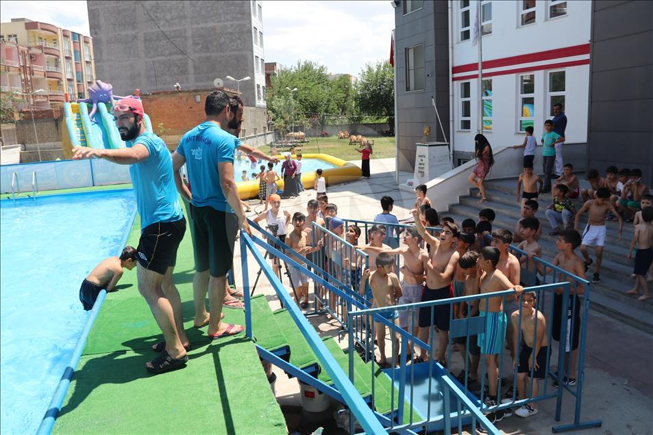 Görevlendirme yapılan belediyeden çocuklara yüzme havuzu