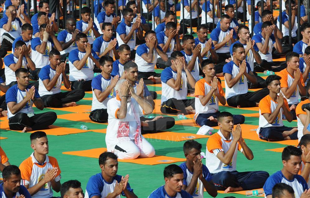 Primer ministro de India participa en una sesión masiva de Yoga