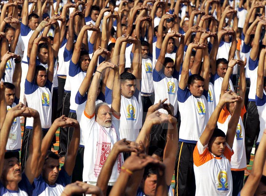Primer ministro de India participa en una sesión masiva de Yoga