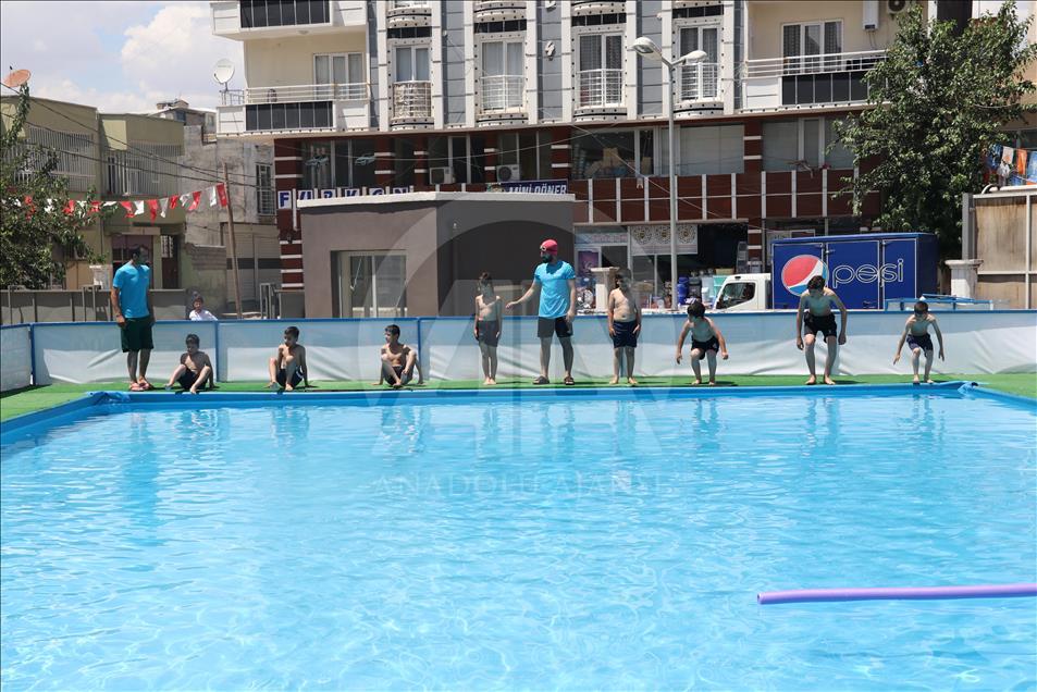 Görevlendirme yapılan belediyeden çocuklara yüzme havuzu